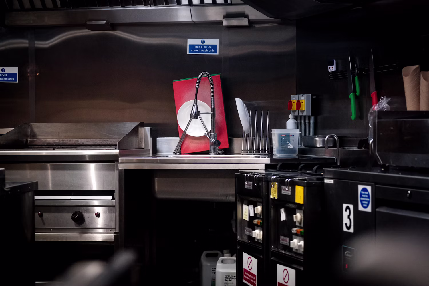 Professional stainless steel commercial kitchen equipment installation